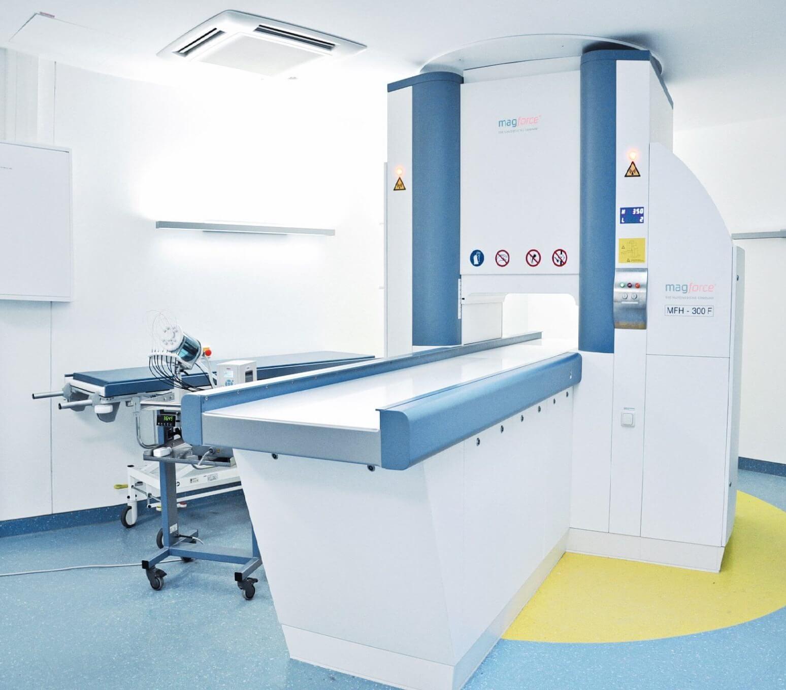 Moderner Kernspintomograph in einem Krankenhaus