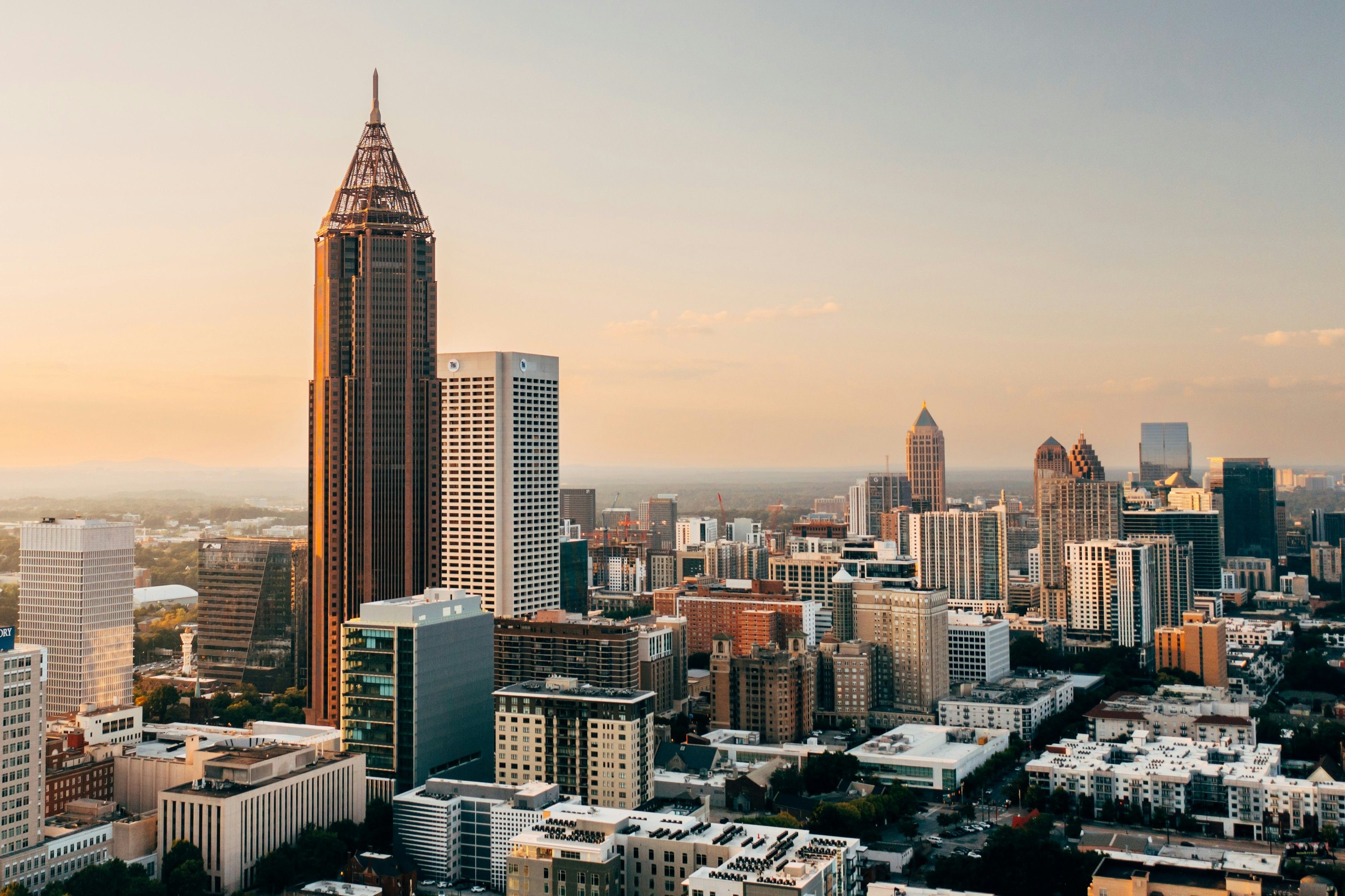 Foto von <a href="https://unsplash.com/de/@lance_asper?utm_source=unsplash&utm_medium=referral&utm_content=creditCopyText">Lance Asper</a> auf <a href="https://unsplash.com/de/fotos/eine-stadt-mit-hohen-gebauden-9fxD3UW_C1I?utm_source=unsplash&utm_medium=