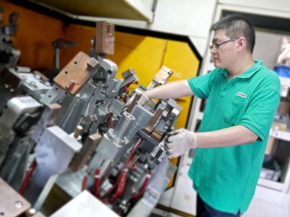 Kirchhoff employee in a Kirchhoff facility in China