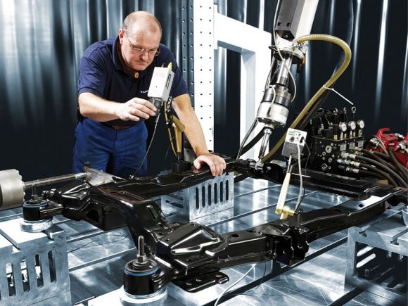 Kirchhoff employee using a modern production robot