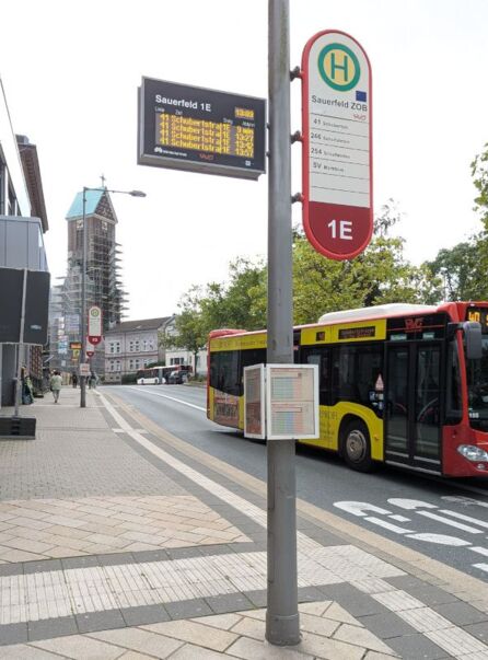 Bushaltestelle der MVG mit DFI 